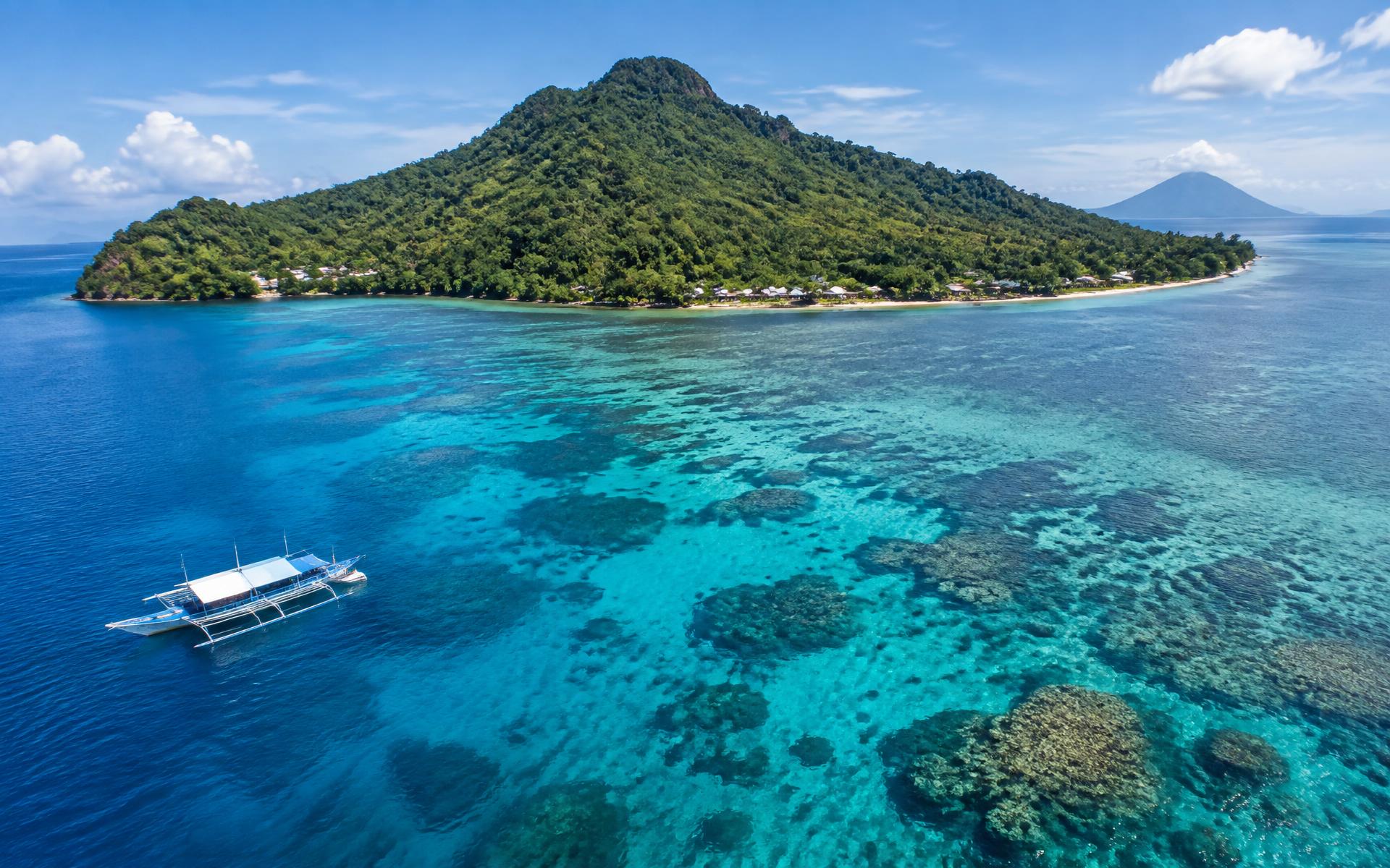 Laut jernih dan pulau tropis di Manado, Sulawesi Utara
